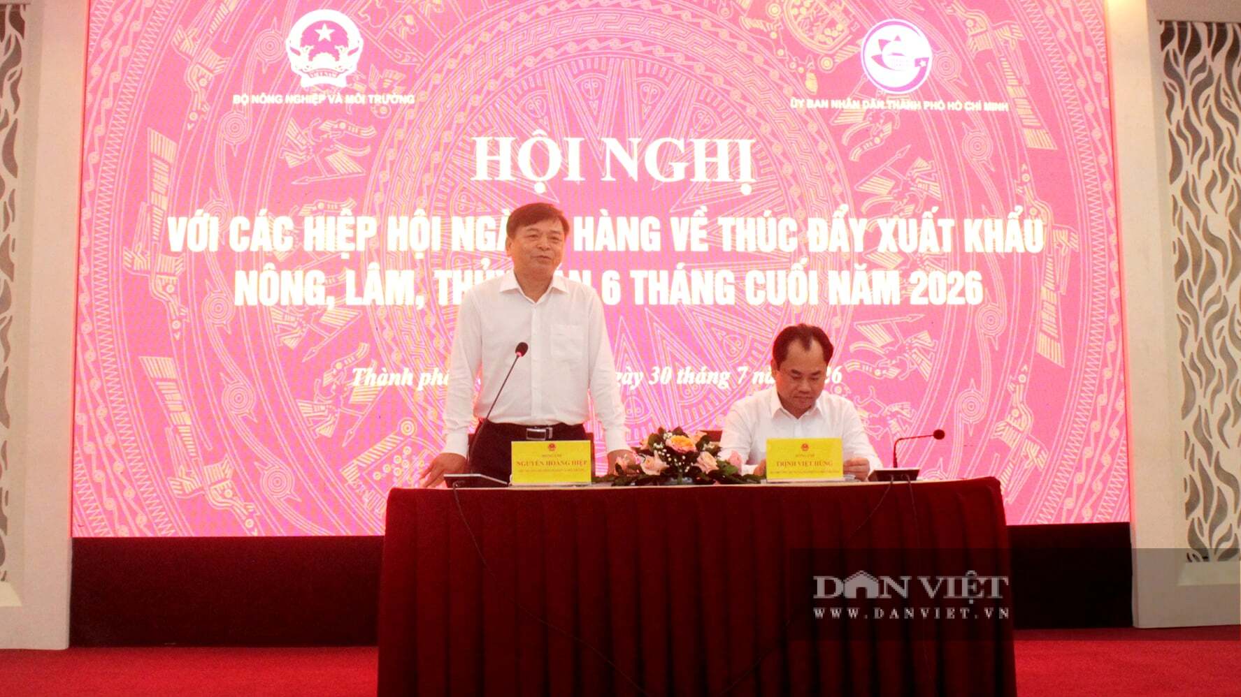 Thứ trưởng Bộ Nông nghiệp và Môi trường Nguyễn Hoàng Hiệp (trái) chia sẻ tại hội nghị. Ảnh: Nguyên Vỹ